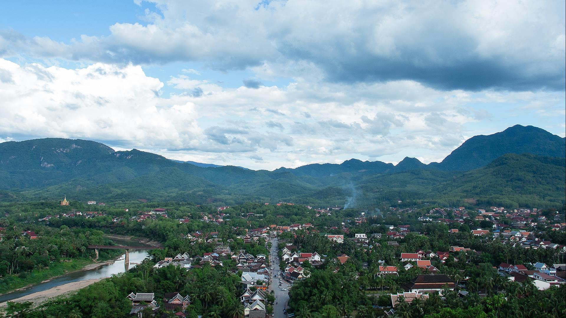 Laos, Luang Prabang to Vientiane:  Introduction to Laos - 4 Days | Laos Starter Pack