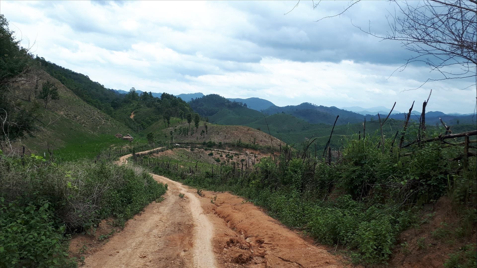 Laos, Luang Prabang : From the Mekong to the Mekong - 1 Day | Cross Chomphet District and Boat via Pak Ou Caves