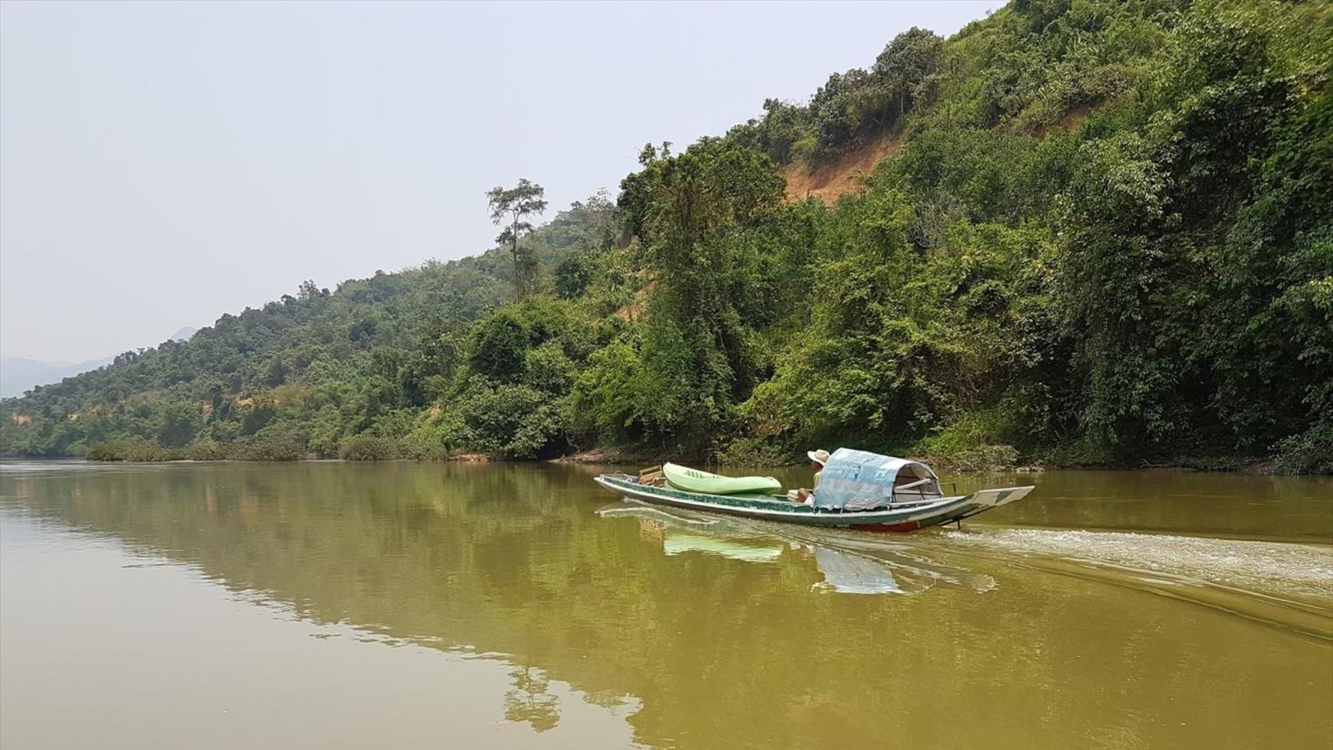 Laos, Nong Khiaw : Muang Ngoi village, weaving and cave tour -1 Day | Ride up the Nam Ou river to local villages